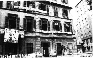 Askatasuna, centro distrutto dalla polizia il 1° maggio 1999 sconciato da scritte inneggianti al fascismo
