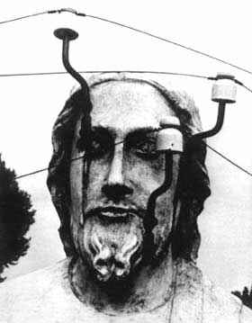 La foto della statua di Cristo usata come palo del telegrafo